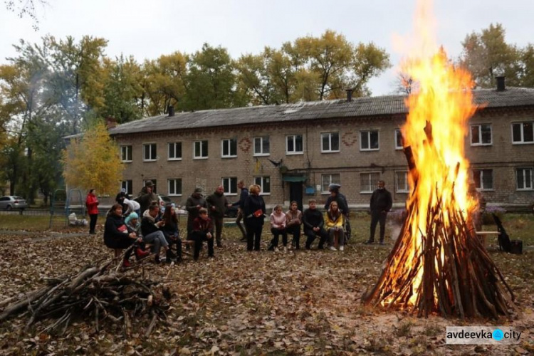 У День захисників і захисниць України в Авдіївці розпалили святкову Ватру
