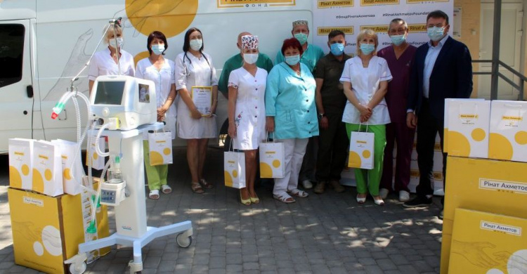 Медики Авдеевки получили аппарат ИВЛ от Фонда Рината Ахметова и Группы Метинвест