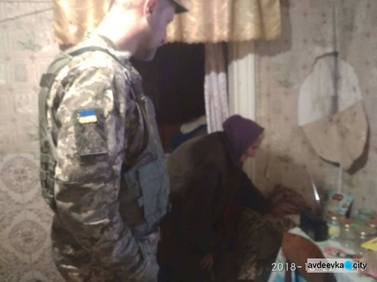 Авдеевские "симики" привезли мирным жителям и военным "передачи"  от волонтеров