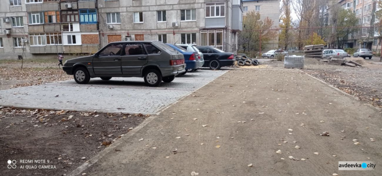 В рамках конкурса социальных проектов жители 9 квартала продолжают оборудование парковочной зоны (ФОТОФАКТ)