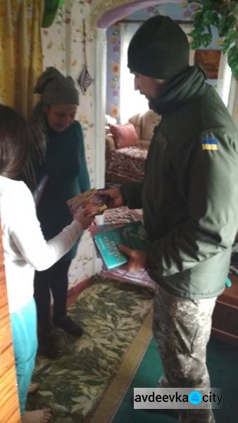 Авдеевские "симики" доставили мирным жителям  хлеб и теплые вещи, а военным – маскировочную сетку