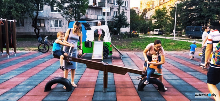 На новой детской площадке, подаренной городу Метинвестом, кипит жизнь (ФОТОФАКТ)