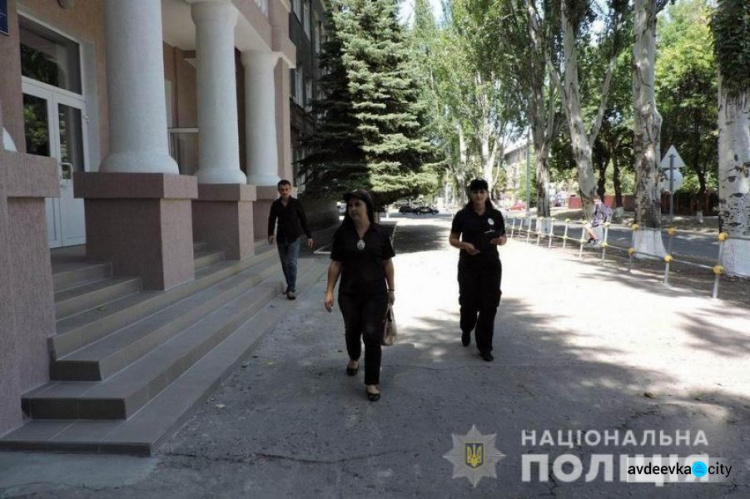 Полиция и взрывотехники прошерстили  классы, подвалы и  чердаки школ на Донетчине