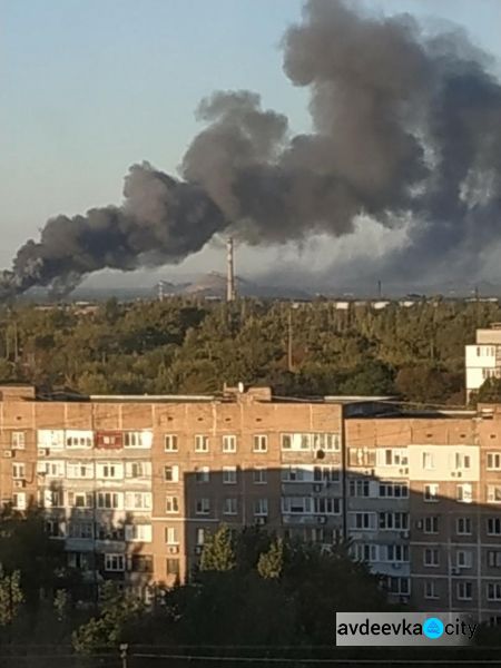 Донецк окутал черный дым: предположительно горит склад боеприпасов боевиков (ФОТО/ВИДЕО)