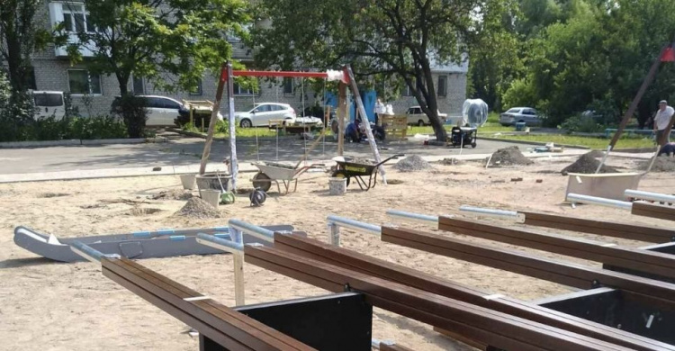 На новой детской площадке от Метинвеста приступили к установке игрового оборудования (ФОТОФАКТ)