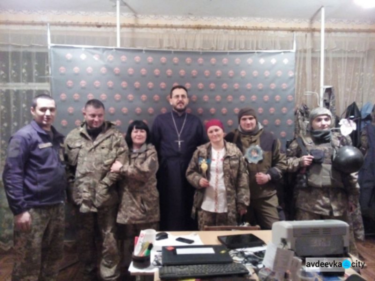 В Авдеевке колядовала вооруженная «коза» в бронежилете
