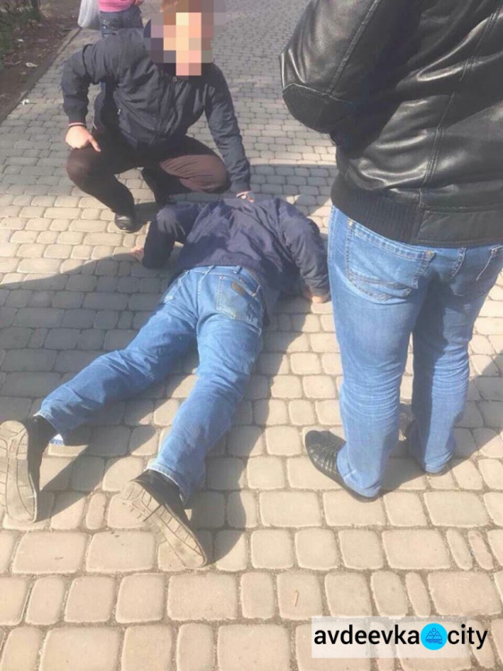 На Донетчине  сотрудник фискальной службы и его сообщник задержаны при получении крупной взятки (ФОТО)