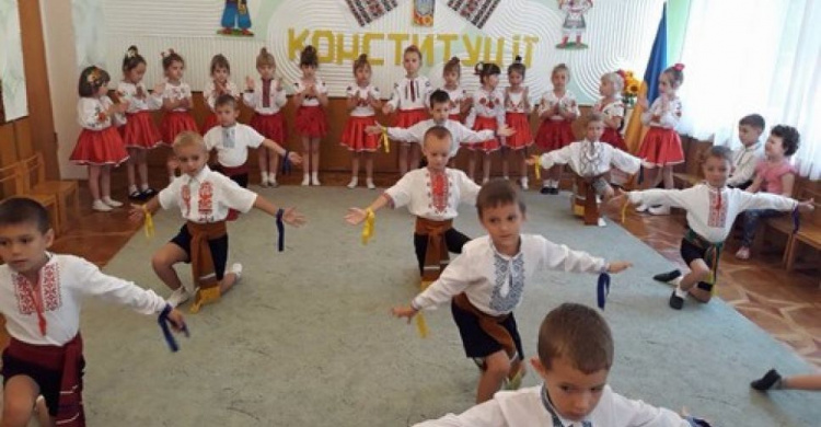 Авдеевские малыши приобщились ко Дню Конституции (ФОТО)
