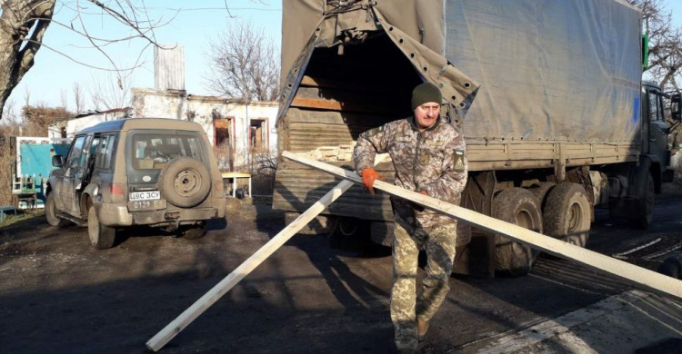 Авдіївські сіміки завезли будматеріали для відновлення зруйнованого Опитного (ФОТО)