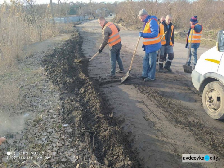 Авдеевские коммунальщики наводят чистоту в городе (ФОТОФАКТ)