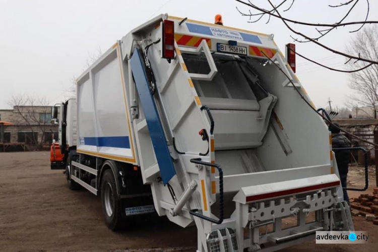 Авдіївські комунальники отримали новий, сучасний сміттєвоз
