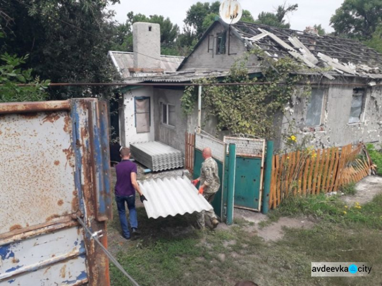 Авдеевские "симики" не оставляют без помощи мирных жителей (ФОТО)