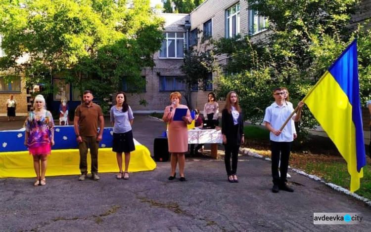 В Авдеевке прошли торжественные мероприятия для первоклашек и будущих выпускников (ФОТО)