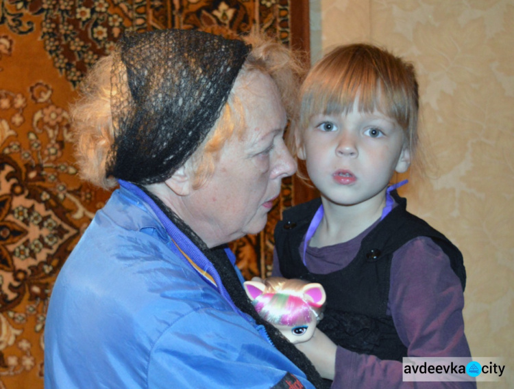 Девочек, которые потеряли родителей во время обстрела Авдеевки, навестили Покровские правоохранители (ФОТО)