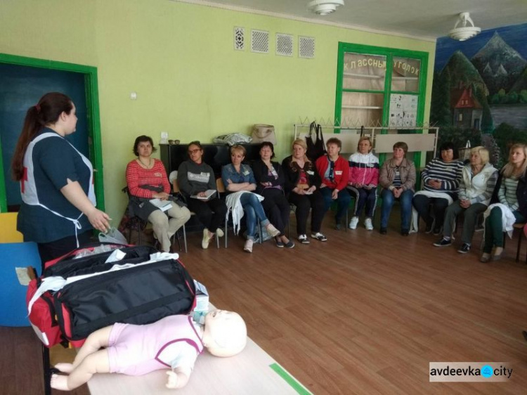Авдеевских соцработников учили оказывать первую медицинскую помощь (ФОТО)