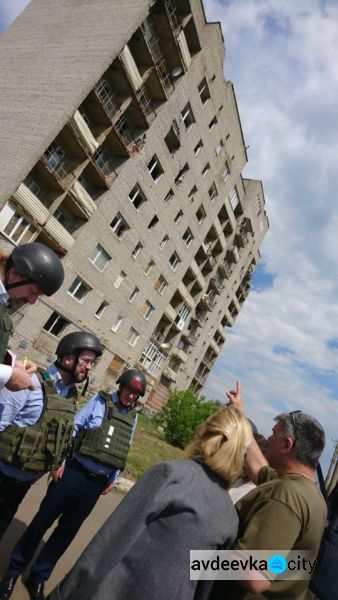 Британские парламентарии увидели мощь и раны Авдеевки (ФОТО)