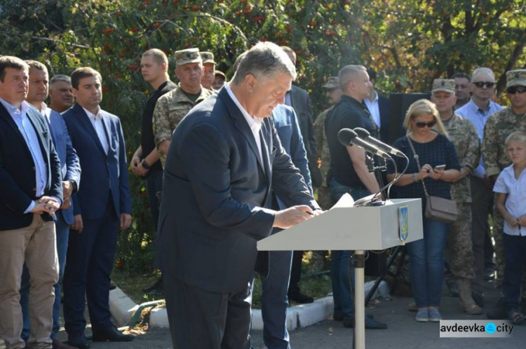 Важный для украинских военных закон Президент Украины подписал в прифронтовой Авдеевке (ФОТОФАКТ)
