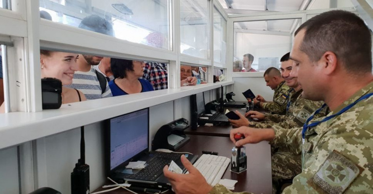 Ситуация на донбасских КПВВ: количество людей и транспорта снова выросло