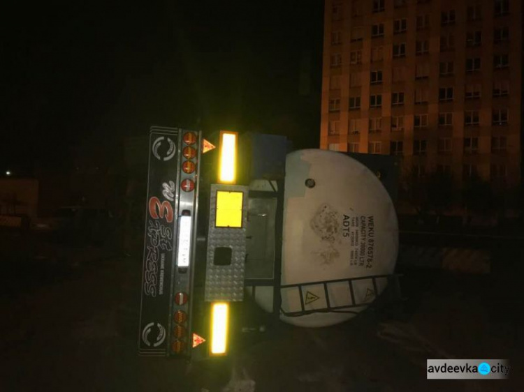 Авдеевка: пьяный водитель перевернул бензовоз на стоянке у коксохима (ФОТО)