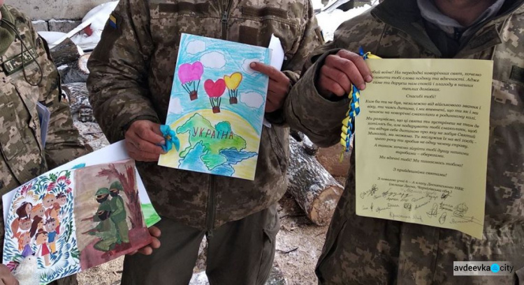 Открытки, обереги и лакомства:  авдеевские "симики" доставили бойцам подарки от детей и волонтеров (ФОТО)