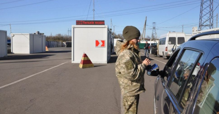 На КПВВ Донеччини утворилися великі черги з боку окупованої території