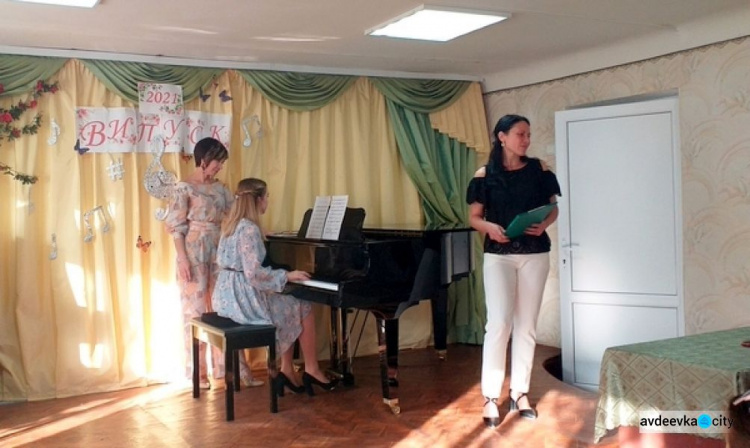 В Авдіївці випускники "музикалки" отримали свідоцтва про закінчення навчального закладу