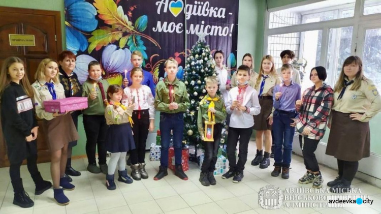 Авдіївські пластуни передали міській ВЦА Віфлеємський вогонь миру
