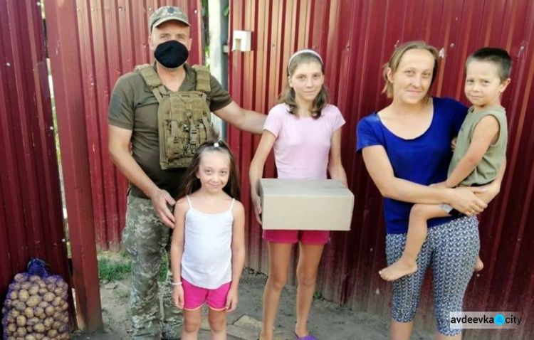 Симики Авдеевки обеспечивают жителей прифронтовых поселков продуктами и питьевой водой