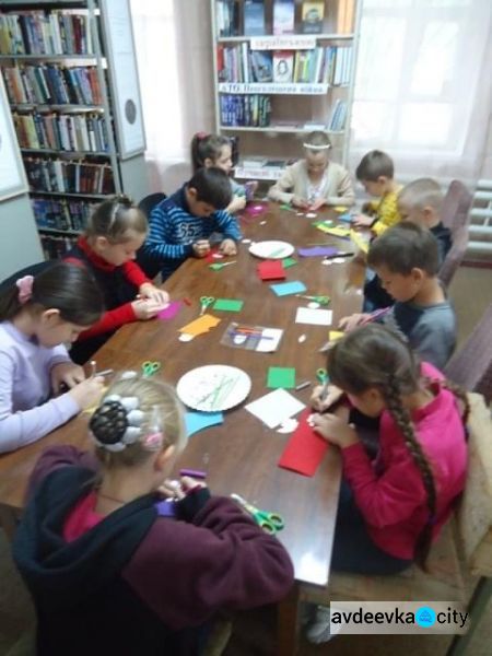 Авдіївська малеча змайструвала «Квіти для бабусі» з нагоди Міжнародного дня людей похилого віку 