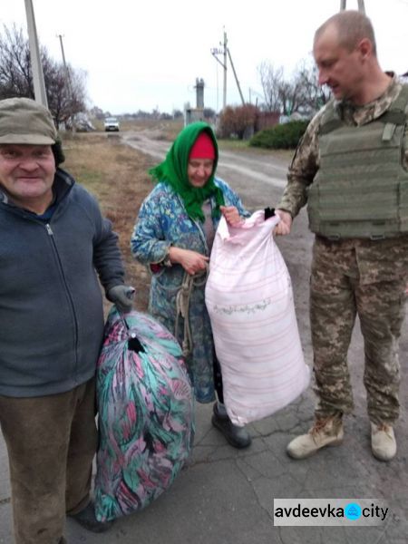 У авдеевских "симиков" нет выходных:  военным и мирным жителям доставлены передачи от волонтеров
