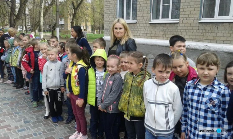 Из-за пожара в библиотеке эвакуированы более 400 авдеевских школьников  (ФОТОРЕПОРТАЖ)
