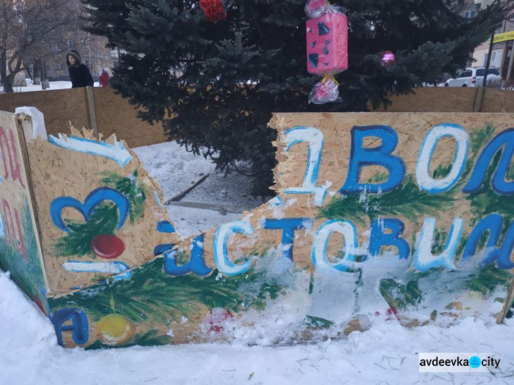 В Авдеевке новогодняя елка пострадала от рук вандалов (ФОТОФАКТ)