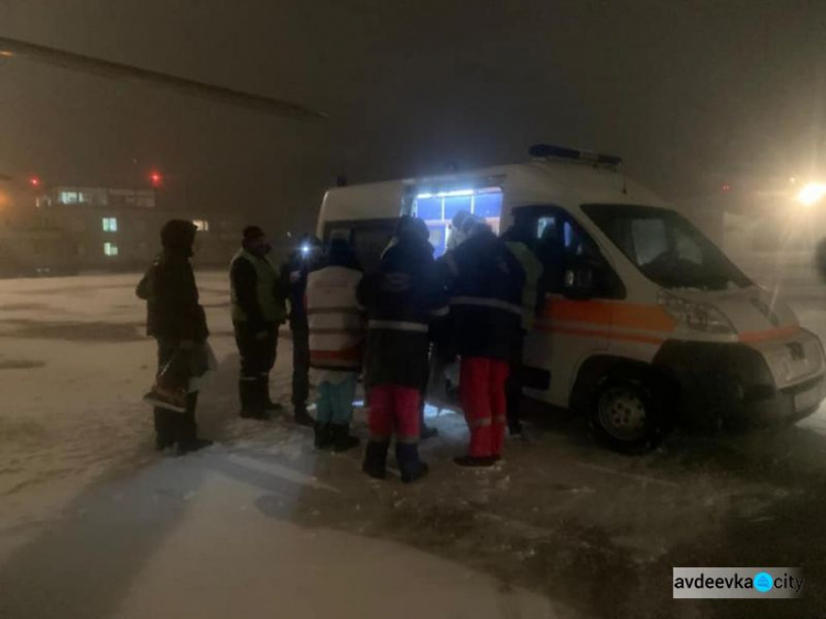 Военный вертолет в метель эвакуировал в больницу Днепра ребенка из Донецкой области (ФОТО)