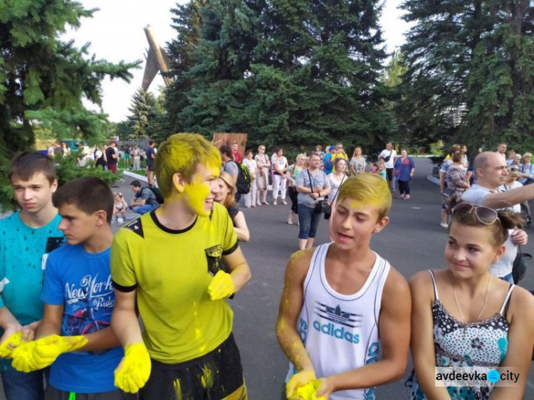 День независимости в Авдеевке: награждения, метания красок и концерт (ФОТОРЕПОРТАЖ)