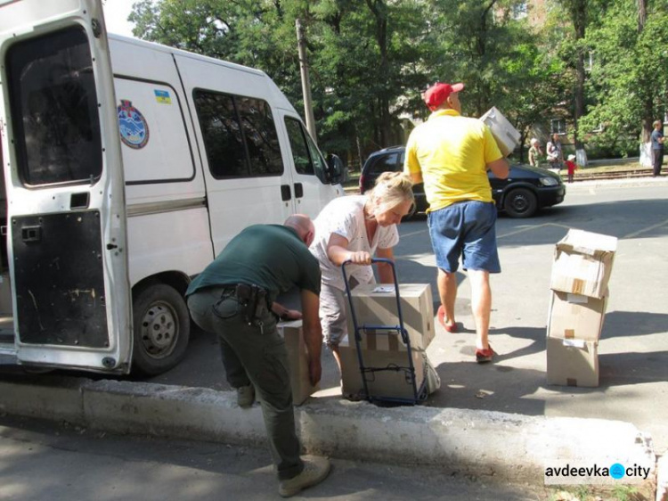 "Симики" помогли доставить в прифронтовую зону гуманитарку, воду и прессу (ФОТО)