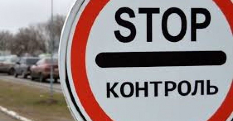Сутки на КПВВ в Донецкой области: угнанный автомобиль, "контрабанда" и взятка