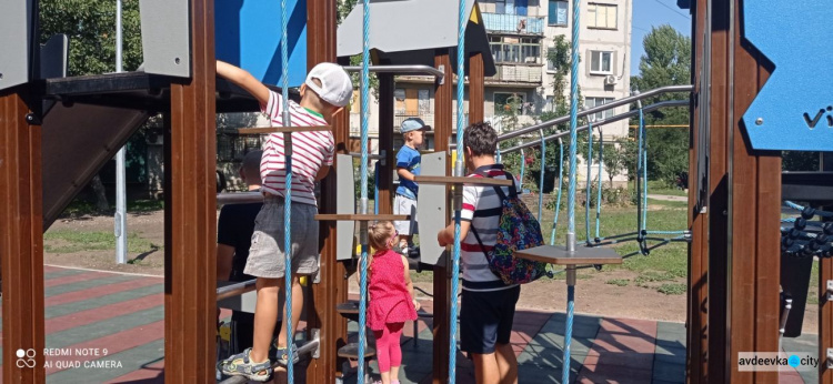 На новой детской площадке, подаренной городу Метинвестом, кипит жизнь (ФОТОФАКТ)