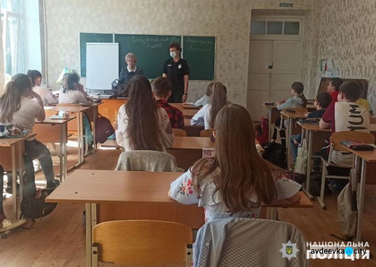 Напередодні літніх канікул поліцейські Авдіївки нагадали школярам правила безпечного відпочинку