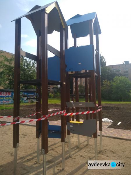 На новой детской площадке от Метинвеста приступили к установке игрового оборудования (ФОТОФАКТ)