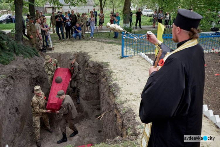 Останки 140 воинов Второй мировой войны перезахоронили в Донецкой области (ФОТО)