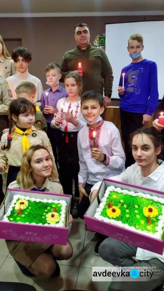Авдіївські пластуни передали міській ВЦА Віфлеємський вогонь миру