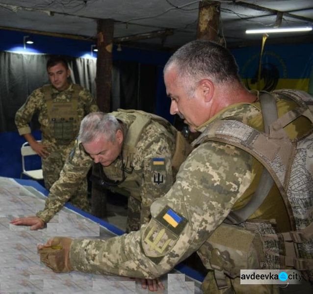    Командующий Объединенных Сил проверил ситуацию на передовой в районе авдеевской "Промзоны" (ФОТО)