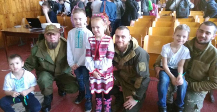 Школярі красиво і патріотично привітали добровольців (ФОТО)
