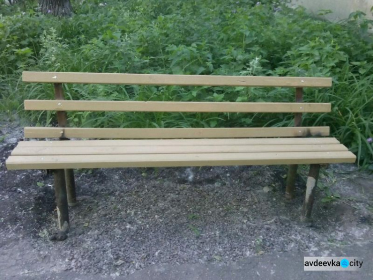 В Авдеевке устанавливали лавочки и ремонтировали светильники