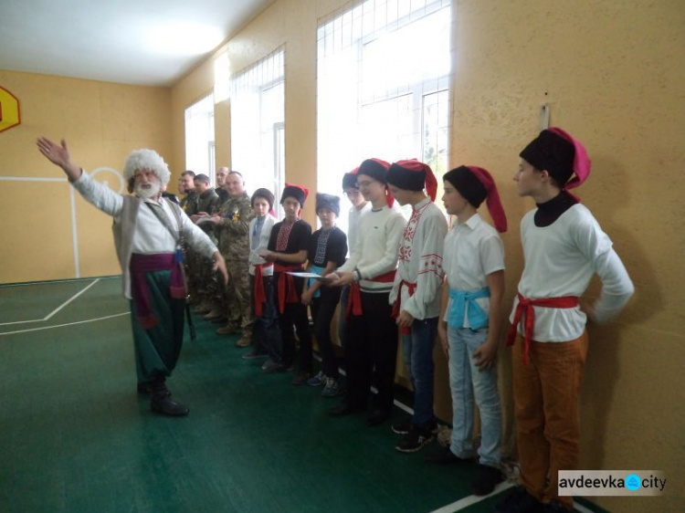 Школярі та поліцейські змагалися у пострілах з луку, їжі каші та акторській грі (ФОТО)