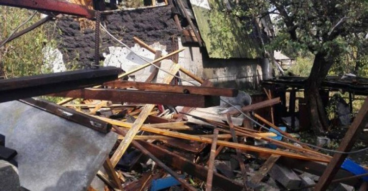 Прифронтовая Марьинка содрогается от взрывов: разрушено здание (ФОТО)