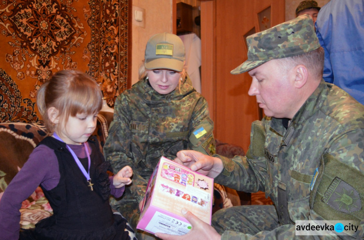 Девочек, которые потеряли родителей во время обстрела Авдеевки, навестили Покровские правоохранители (ФОТО)