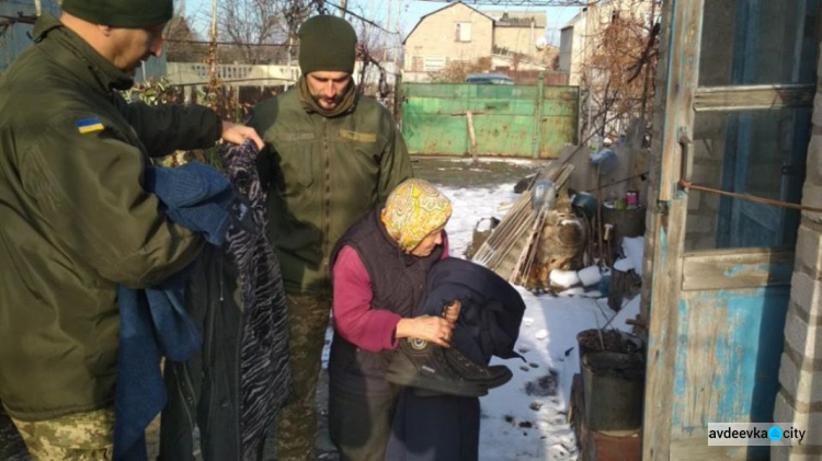 Авдеевские "симики" доставили мирным жителям  хлеб и теплые вещи, а военным – маскировочную сетку