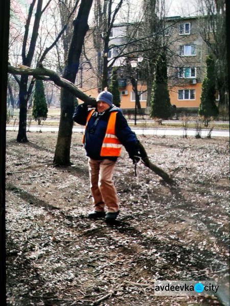 Комунальники Авдіївки прибирають місто після обстрілів (ФОТОФАКТ)