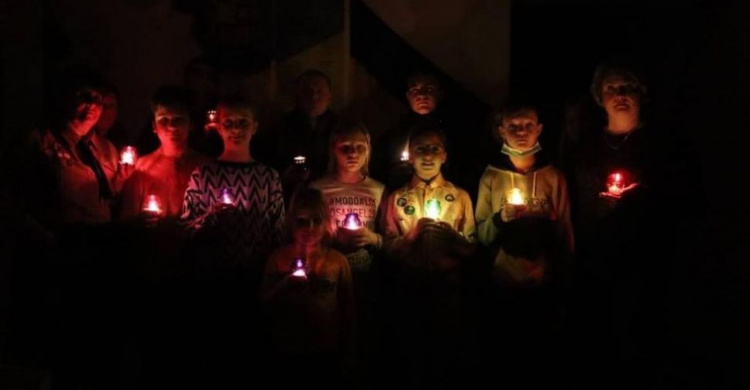 У День пам'яті жертв голодоморів в Авдіївці запалили свічки